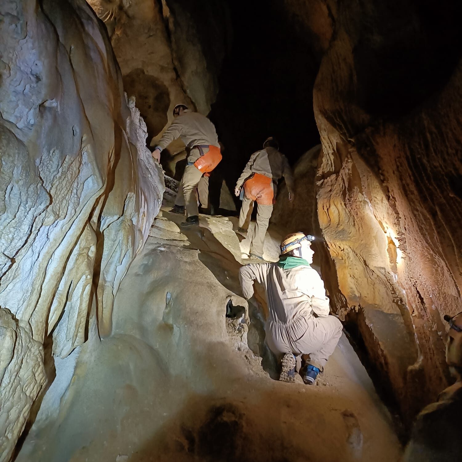 Haciendo espeleologia en Cueva de Mañaria