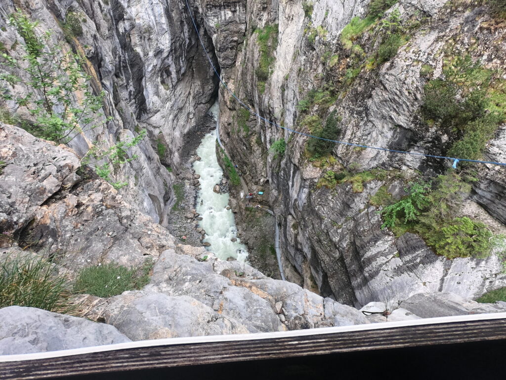 El salto del puenting desde la plataforma