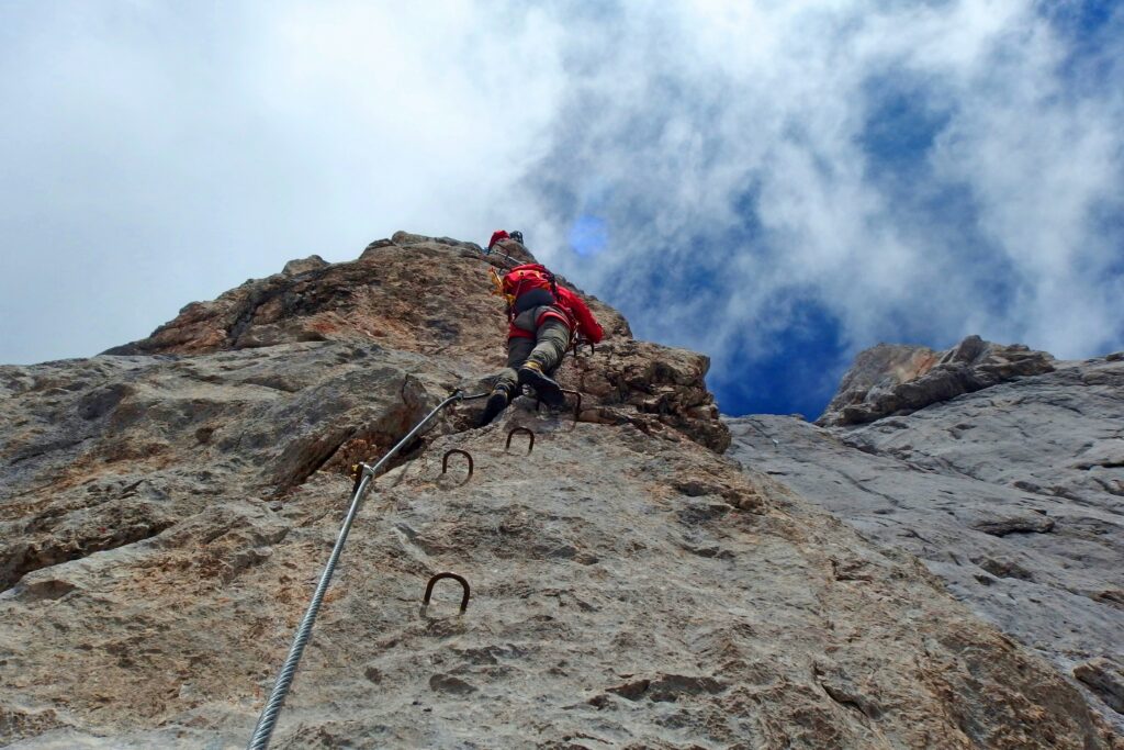 Subida vertical en una vía ferrata