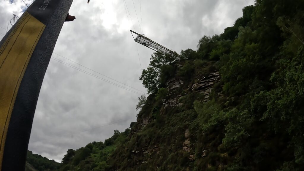 Subiendo hacia la plataforma después del salto en Baztan