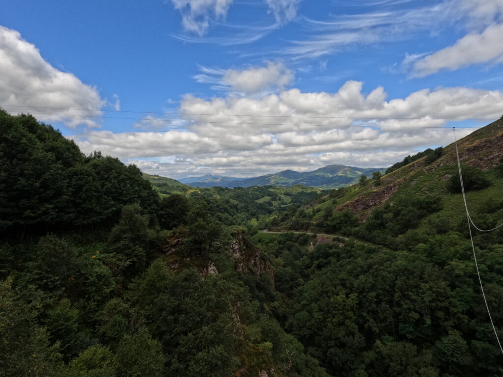Vistas desde la plataforma del péndulo de Baztan
