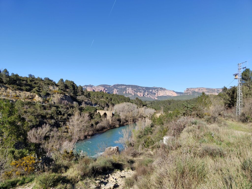 Vistas al lado del puente hacia los Mallos