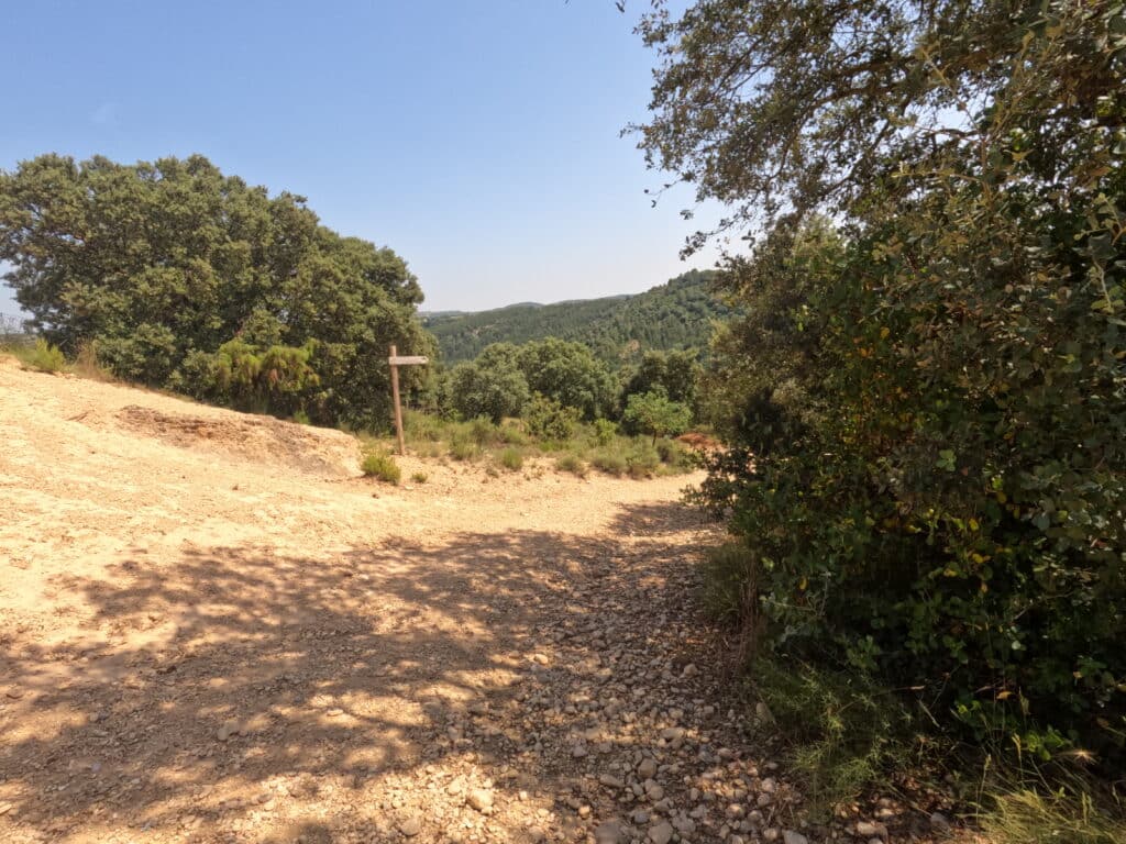 Señalización del comienzo de la aproximació de la via ferrata peñas juntas