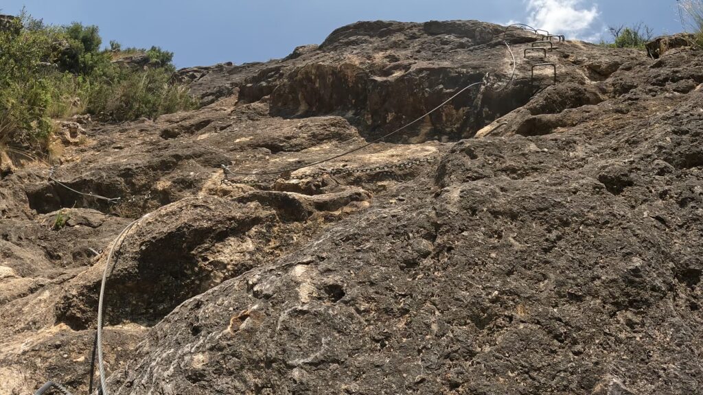 Subida vertical con grapas en vía ferrata