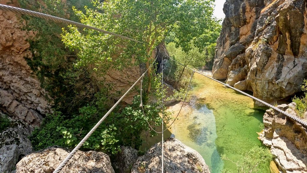 Puente tibetano en la vía ferrata Peñas Juntas K1